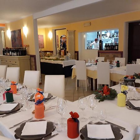Locanda Della Luna Rossa Calosso Bagian luar foto