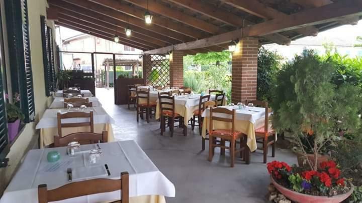 Locanda Della Luna Rossa Calosso Bagian luar foto
