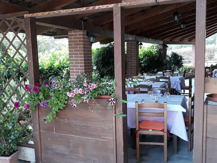 Locanda Della Luna Rossa Calosso Bagian luar foto